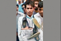 আরও ভাল বাইক চাই, বিয়ে ভাঙলেন কনে, জুতোর মালা পরালেন গ্রামবাসী!