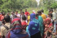 ৮ বছরের মেয়েকে নিয়ে ট্রেনের নিচে ঝাপ দিলেন বাবা!