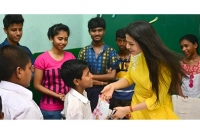 অনাথ ও প্রতিবন্ধী শিশুদের সঙ্গে জন্মদিনটা কাটালেন কোয়েল মল্লিক