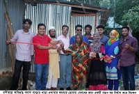 কালবৈশাখী ঝড়ে ক্ষতিগ্রস্ত রেহেনা বেগমের পাশে দাঁড়ালেন পলাশের মানবাধিকার সংস্থা