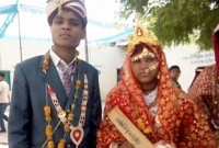 স্বামীর নির্যাতন ঠেকাতে বিয়েতে উপহার কাঠের ব্যাট