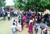 যুদ্ধের মধ্যেই বিবাহ সারলেন পাত্র-পাত্রী!