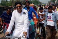 শ্রমিককে রিকশায় বসিয়ে নিজে চালিয়ে ঘোরালেন প্রতিমন্ত্রী পলক