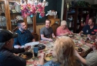 ফেসবুক প্রধান জাকারবার্গকে বাড়িতে পেয়ে মুগ্ধ আমেরিকান দম্পতি