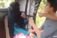 অটোরিকশা থেকে তরুণীকে টেনে-হেঁচড়ে নামিয়ে মারধর! ভিডিও ভাইরাল