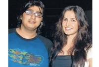 ক্যাটরিনার পাশের এই যুবক এখন বলিউডের হিট নায়ক!