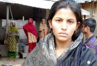 স্ত্রীর মর্যাদার দাবিতে শিক্ষকের বাড়িতে তরুণীর অনশন