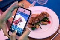 খাবার সাজিয়ে ছবি তুলতে ব্যস্ত স্ত্রী, রাগের মাথায় তালাক দিলেন ক্ষুধার্ত স্বামী!