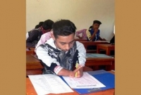  দুই হাত দিয়ে লিখে জিপিএ ৩.৫৯ পেল রকি!    