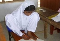 জন্ম থেকেই দুই হাত নেই বিউটির, পা দিয়ে লিখেই জিপিএ-৫