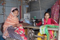 পুরাতন কাপড় সেলাইয়ের ফাঁকে গোল্ডন এ প্লাস পাওয়া আঁখি মনি ডাক্তার হওয়ার স্বপ্ন দেখে