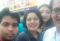 ভোটার না হয়েও ভোটকেন্দ্রে দিঘি