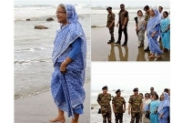   খালি পায়ে সমুদ্রজলে হাঁটলেন প্রধানমন্ত্রী