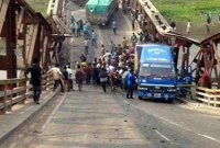 গাড়ি থেকে ঝাঁপ দিয়ে নিজের সন্তানকে বাঁচালেন মা