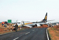 দিল্লি বিমানবন্দরে যাত্রীসহ দুই বিমানের মুখোমুখি সংঘর্ষ!