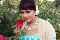 সহশিল্পীদের জড়িয়ে ধরে কাঁদলেন নাসরিন