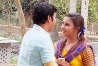 হাত দিয়ে অটো থামাতেই চমকে যায় সুমন