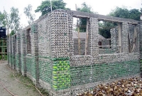 প্লাস্টিকের বোতলে তৈরি বাড়ি!