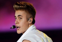 জাস্টিন বিবারকে শুধু উপহার আর উপহার!