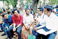 লুঙ্গি পরে শুধু ক্যাম্পাসে নয়,  ঢাকা বিশ্ববিদ্যালয়ে ক্লাসও করেন শাহরিয়ার হোসেন!