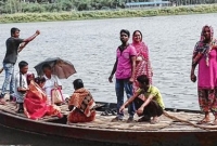 নৌকায় পালিয়ে বিয়ে করছে মেয়ে; পাড়ে দাঁড়িয়ে ক্রোধে ফুঁসছেন বাবা!