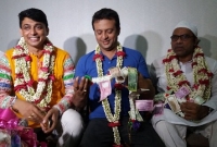 টাকার মালা দিয়ে নবনির্বাচিত শিল্পীদের বরণ