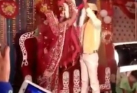 মালাবদল নিয়ে বর-কনের মারপিট, ভাইরাল!