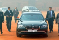 মন্ত্রীর গাড়ি থামিয়ে বৃদ্ধাকে বাঁচালেন ওসি; এর পর ওসির ভাগ্যে যা ঘটলো!