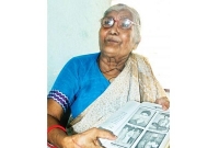 বিশ্ব মা দিবস: ছেলেদের শোকে ১৯ বছর ধরে খালি পায়ে হাটেন দুঃখিনী এই ”মা”