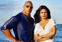 প্রিয়াঙ্কার পিছন থেকে একি করলেন 'দ্য রক'!