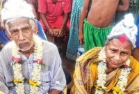  পুলিশ সহায়তায় ৫৮ বছরের স্ত্রীকে নিয়ে বাড়ি ঢুকলেন ৭৮ বছরের বর!