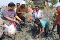  লুঙ্গি, গামছা পরা, মাথায় করে মাটি নিয়ে বাঁধ নির্মাণ করা এক সংসদ সদস্যর গল্প