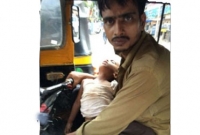 কোলে ঘুমন্ত ছেলেকে নিয়েই সারা দিন অটো চালান সাঈদ!