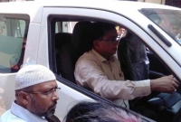 নিজে অ্যাম্বুলেন্স চালিয়ে রোগীদের হাসপাতালে নিলেন এমপি আনোয়ারুল