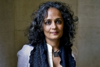  ৭০ লক্ষ সেনা নামিয়েও কাশ্মীরের নিয়ন্ত্রণ পাবে না ভারত: অরুন্ধুতী রায়