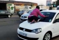 গাড়িতে অন্য মহিলার সঙ্গে স্বামীকে দেখে তুলকালাম ঘটালেন স্ত্রী