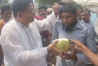 প্রচণ্ড গরমে ডাবের পানি নিয়ে শ্রমিকদের পাশে এমপি