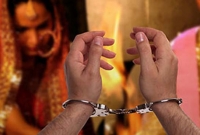 হাতে হাতকড়া পরেই মেয়ের বিয়ে দিলেন কন্যাদায়গ্রস্ত পিতা