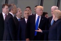 সাংবাদিকদের সামনেই প্রধানমন্ত্রীকে ধাক্কা মেরে সরিয়ে দিলেন ডোনাল্ড ট্রাম্প!