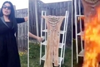 নিজের পোশাক নিজেই পুড়িয়ে দিলেন  জনপ্রিয় গায়িকা