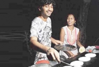 দিনে পিএইচডি ডিগ্রির পড়াশোনা, রাতে স্বামীর সঙ্গে হোটেলে কাজ করেন স্নেহা