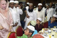 রমজানের প্রথম দিনে এতিমদের সঙ্গে খালেদা জিয়ার ইফতার