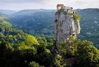 এই পাহাড়ের চূড়ায় বাস করেন এক সন্ন্যাসী!