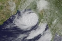  'মোরা' বৃদ্ধি পাচ্ছে ১১৭ কি.মি. পর্যন্ত, সকালেই চট্টগ্রাম-কক্সবাজার অতিক্রম করবে