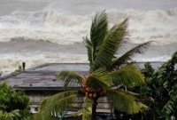 চট্টগ্রাম উপকূল ছুঁয়ে উত্তর দিকে অগ্রসর হচ্ছে মোরা