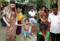 এমপি মাহজাবিনের হাত ধরে ছোট্ট শিশুটি বললো বাড়ি চলেন, এতঃপর...