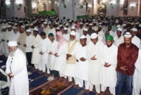 জামায়াতে নামাজ আদায়ের সময় অনেকেই এই ৮টি ভুল করে থাকেন