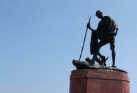 মহাত্মা গান্ধীর মূর্তি ভেঙে ফেলে দেওয়া হল আবর্জনার স্তূপে!