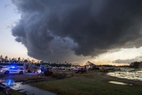 ভয়াবহ টর্নেডোর ধ্বংসলীলায় আতঙ্কিত গোটা শহরবাসী
