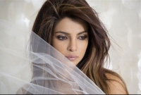 সেলফি তুলে  আবারও বিতর্কের মুখে প্রিয়াঙ্কা